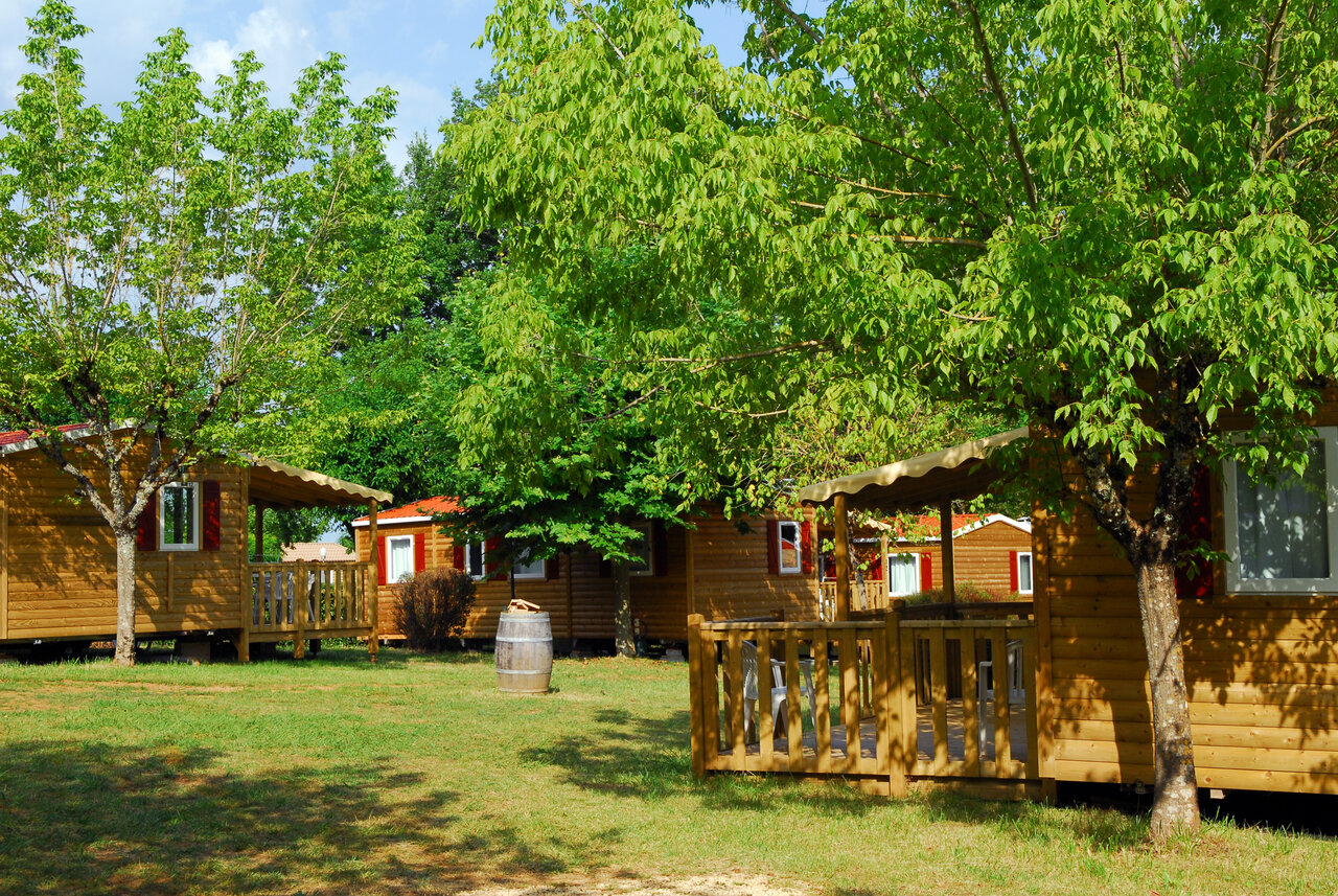 Chalets de madera, terrazas y �rboles en CAPFUN Hauts de Ratebout en STE FOY DE BELVES (24).