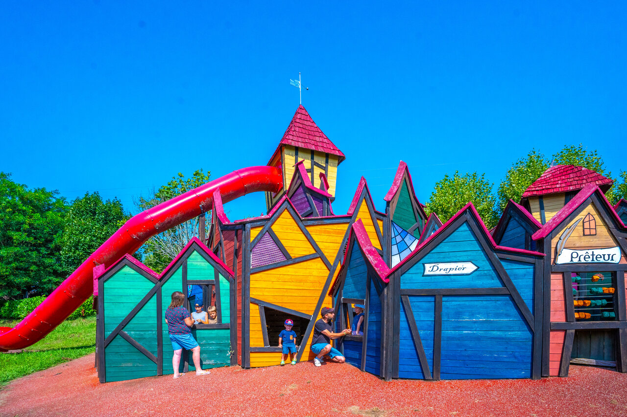 Tobog�n, zona de juegos colorida en CAPFUN Hauts de Ratebout, STE FOY DE BELVES.