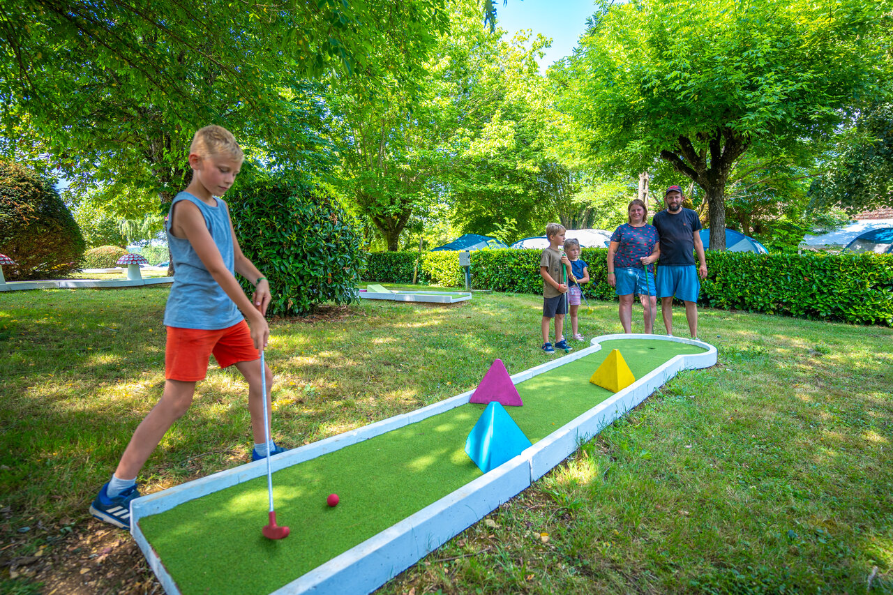 Minigolf familiar con ni�os en el camping CAPFUN Hauts de Ratebout en STE FOY DE BELVES (24).