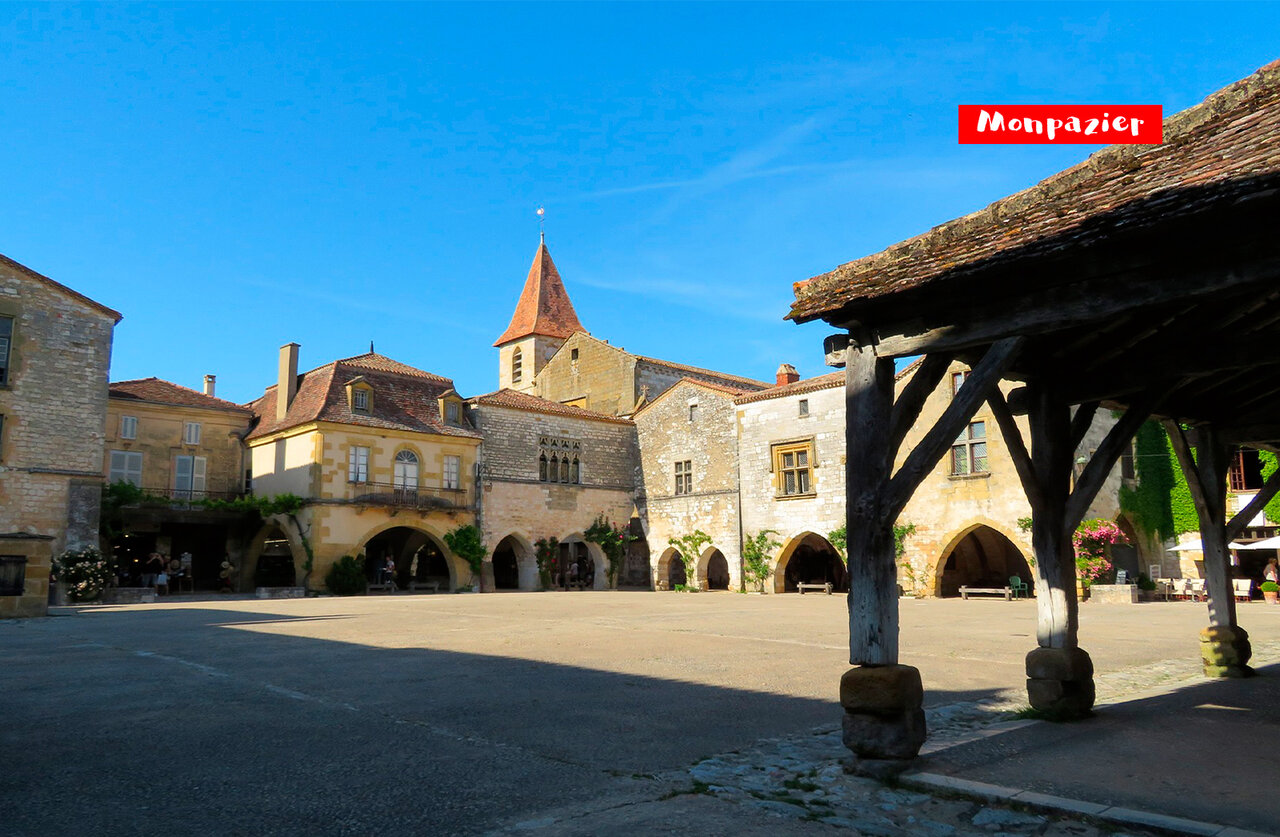 Plaza central de la bastida medieval de Monpazier en Dordo�a, Francia.