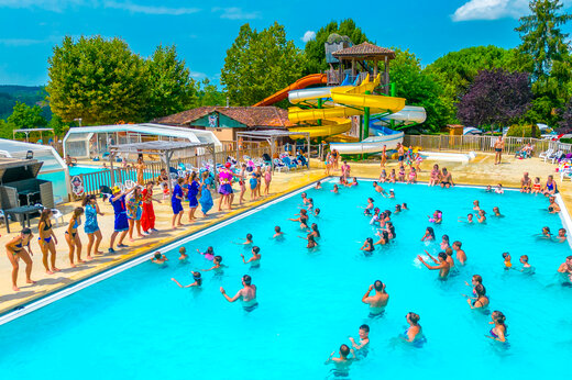 Piscina exterior animada con toboganes acu�ticos en el camping CAPFUN Hauts de Ratebout en STE FOY DE BELVES (24).