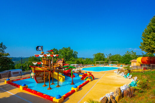 Piscina, juegos acu�ticos y toboganes en el camping CAPFUN Hauts de Ratebout (24).