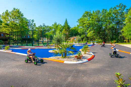 Pista de karts a pedales para ni�os en el camping CAPFUN Hauts de Ratebout.