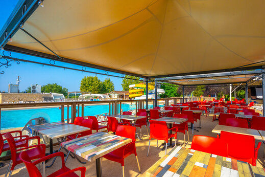 Terraza restaurante en el camping CAPFUN Hauts de Ratebout en STE FOY DE BELVES (24).