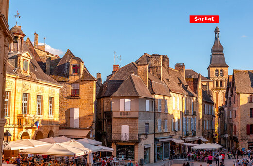 Plaza hist�rica animada de Sarlat-la-Can�da, Dordo�a, para visitar cerca del camping.