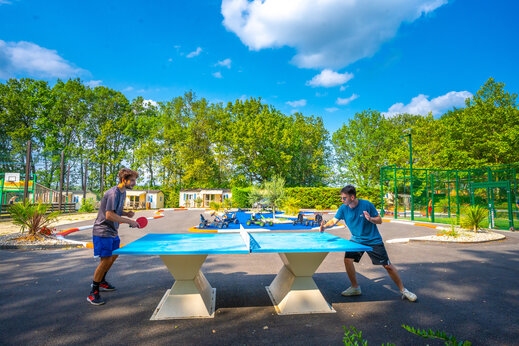 Tenis de mesa exterior en el camping CAPFUN Hauts de Ratebout en STE FOY DE BELVES (24).