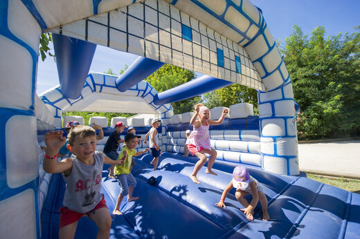 Castillo hinchable en el camping CAPFUN Hauts de Ratebout en STE FOY DE BELVES (24).