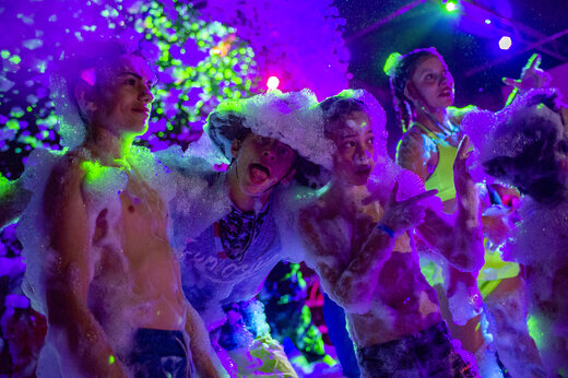 Ambiente fiesta de la espuma en camping CAPFUN Hauts de Ratebout en STE FOY DE BELVES.