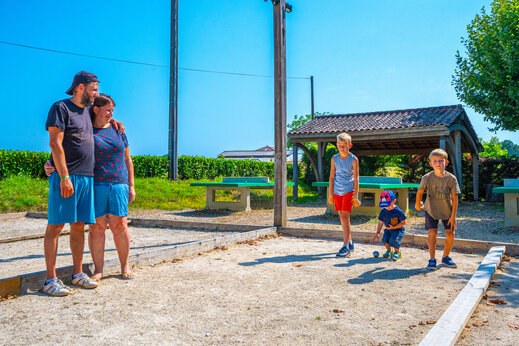 Petanca y mesas de ping-pong en el camping CAPFUN Hauts de Ratebout en STE FOY DE BELVES (24).