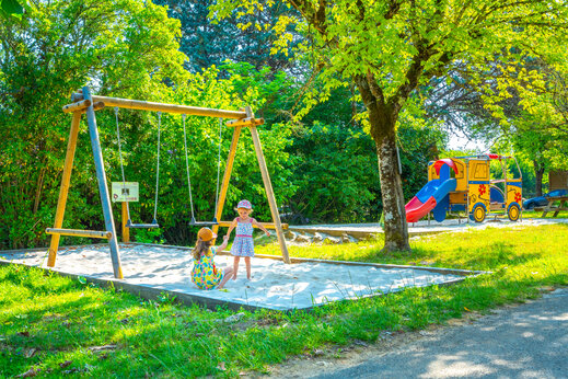 Zona de juegos infantiles en el camping CAPFUN Hauts de Ratebout en STE FOY DE BELVES (24).