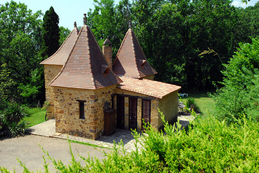 Recepci�n de piedra en el camping CAPFUN Hauts de Ratebout en STE FOY DE BELVES (24).