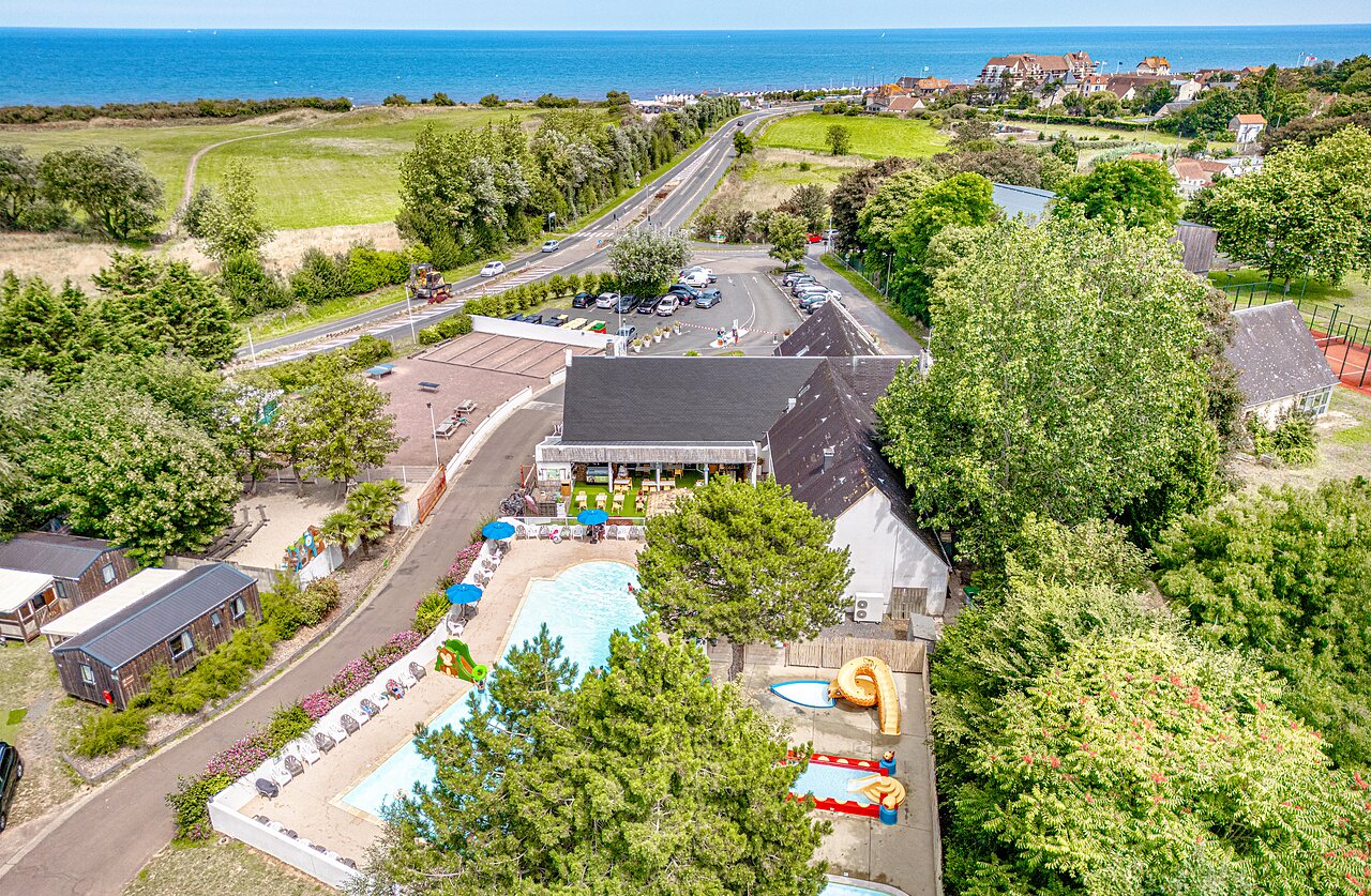 Vista a�rea del camping CLICOCHIC Havre de Berni�res (14) con piscina y restaurante.