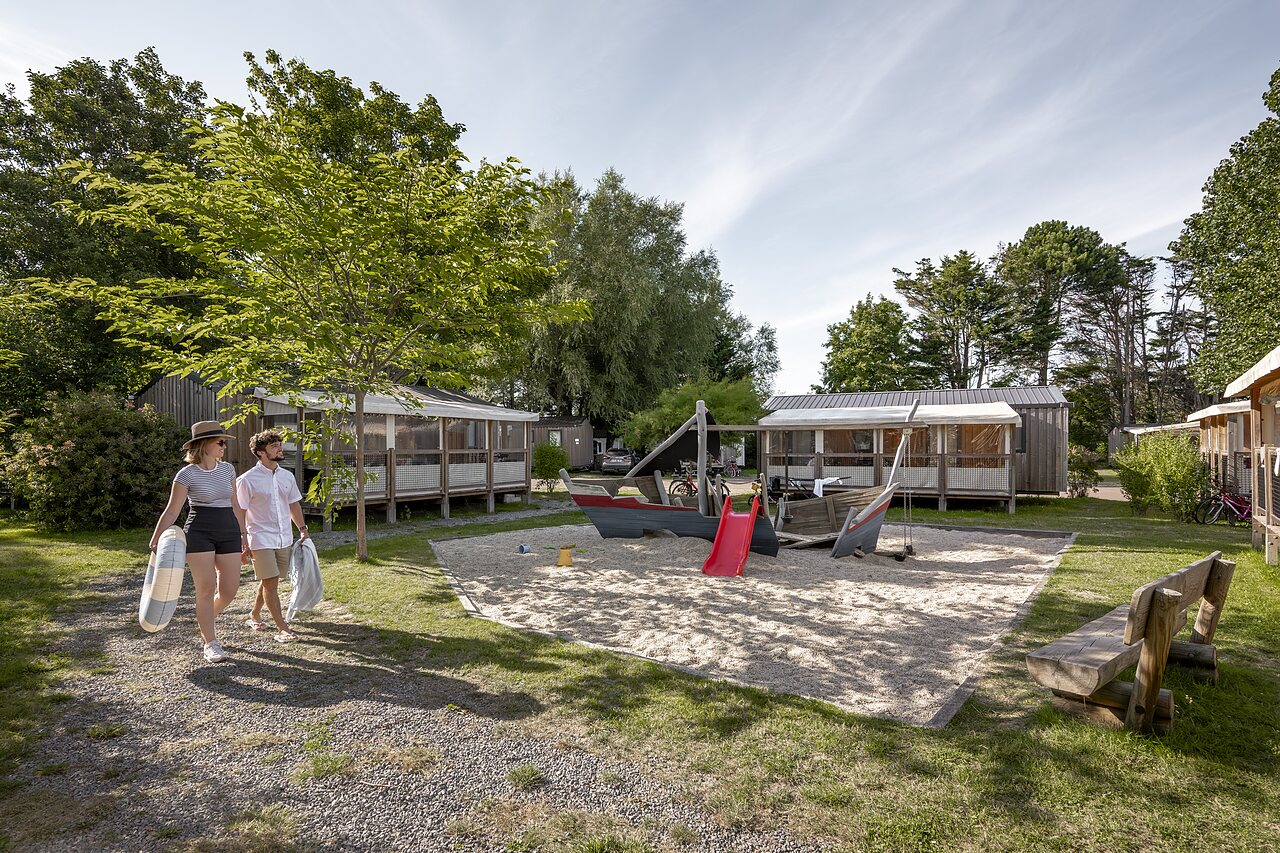 Zona de juegos barco, tobog�n y chalets en el camping CLICOCHIC Havre de Berni�res.