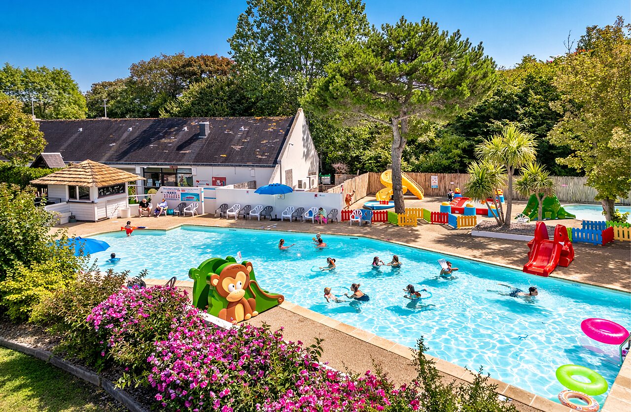 Piscina exterior, toboganes y juegos acu�ticos en el camping CLICOCHIC Havre de Berni�res.