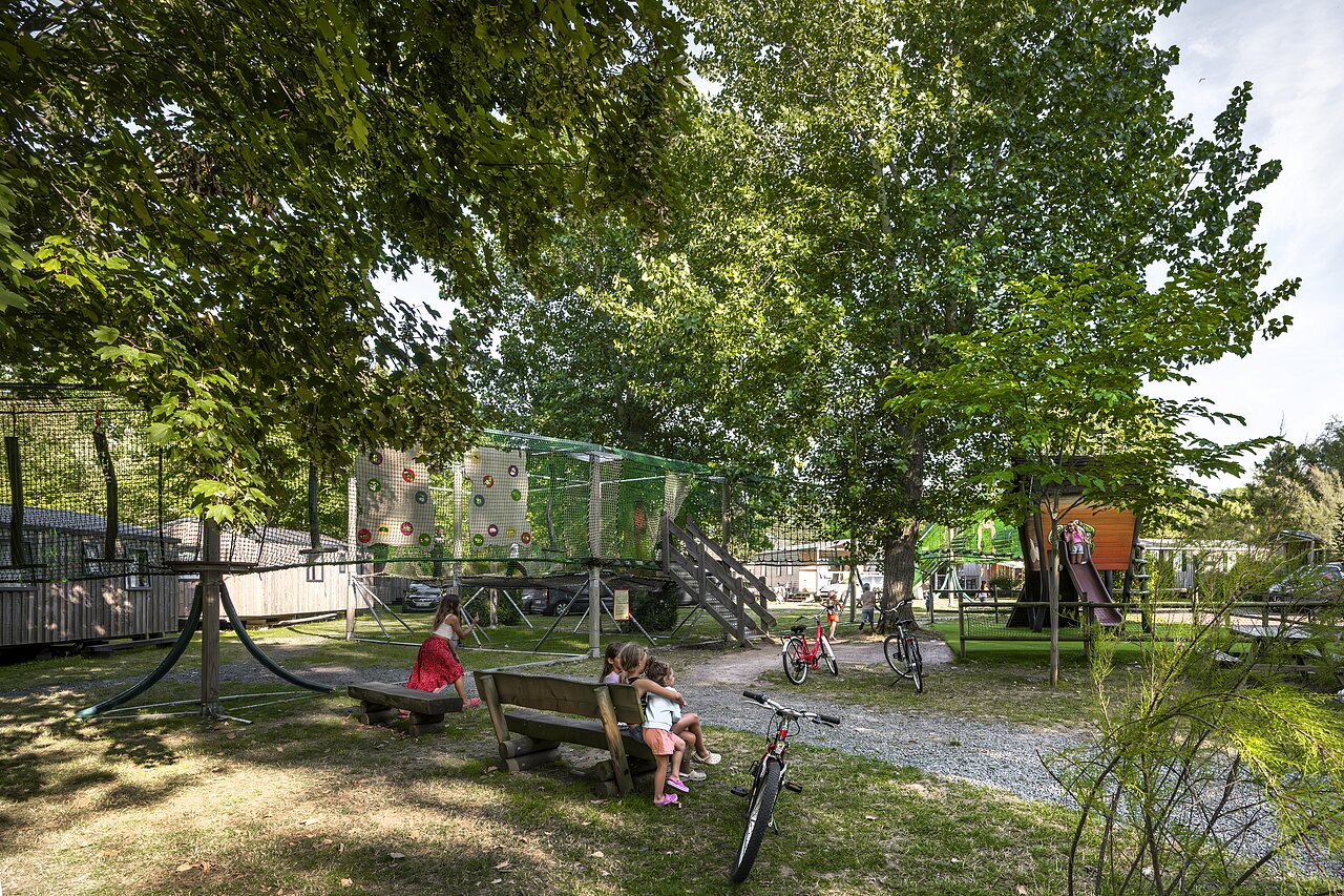 Juegos, estructura en el camping CLICOCHIC Havre de Berni�res en Berni�res-sur-Mer (14).