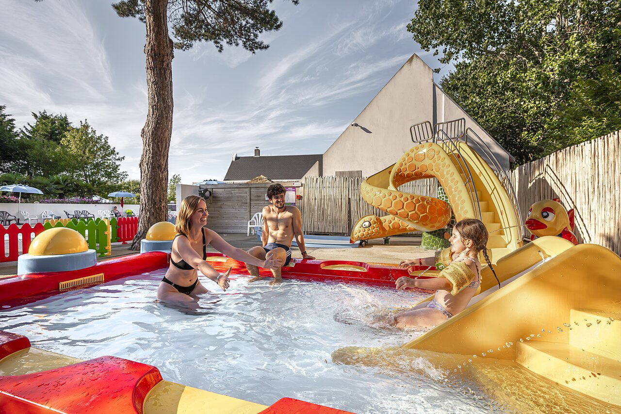 Piscina infantil, tobog�n serpiente y familia en el camping CLICOCHIC Havre de Berni�res (14).