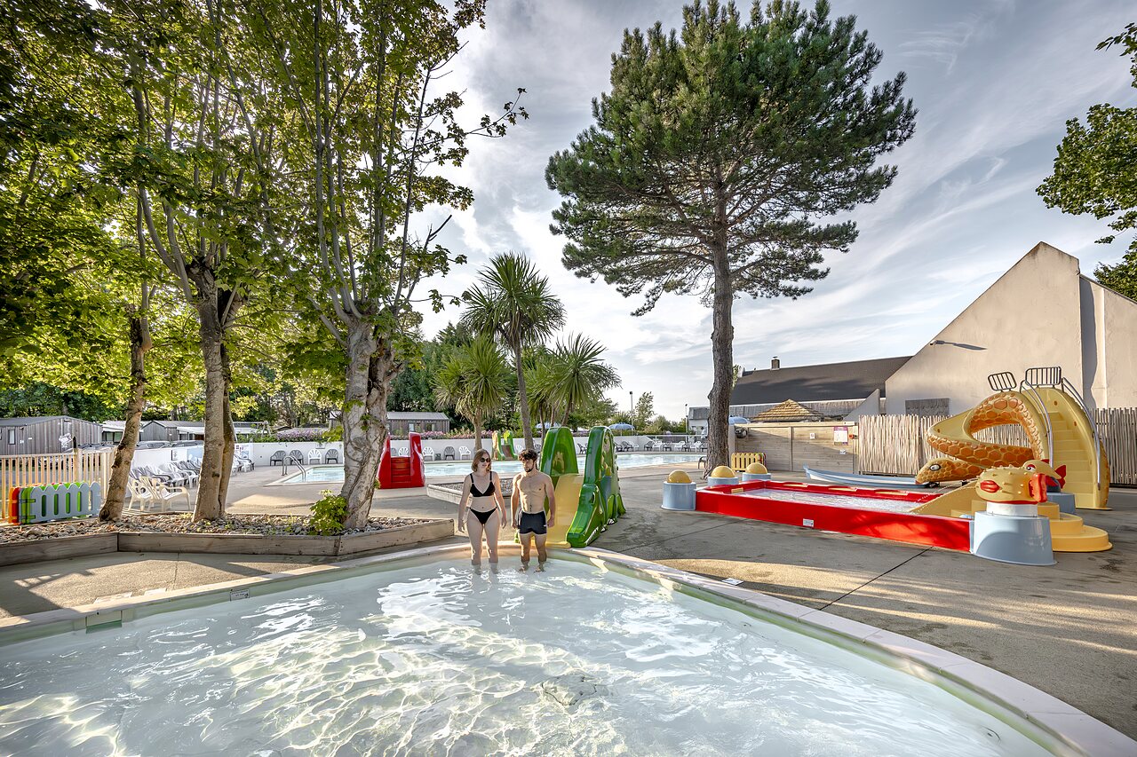 Piscina infantil, toboganes acu�ticos y juegos de agua en el camping CLICOCHIC Havre de Berni�res en Berni�res-sur-Mer.