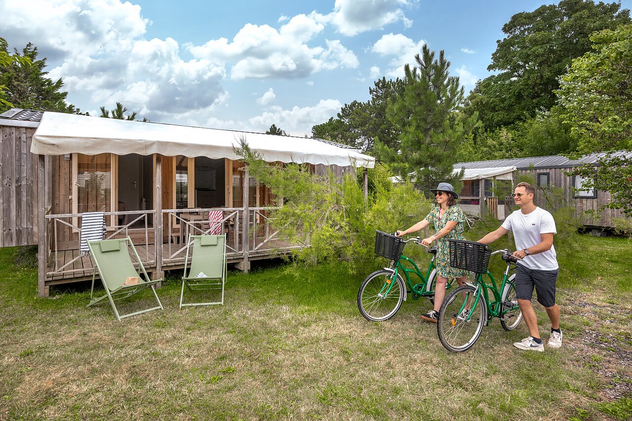 Casa m�vil, bicicletas en el camping CLICOCHIC Havre de Berni�res en Berni�res-sur-Mer (14).