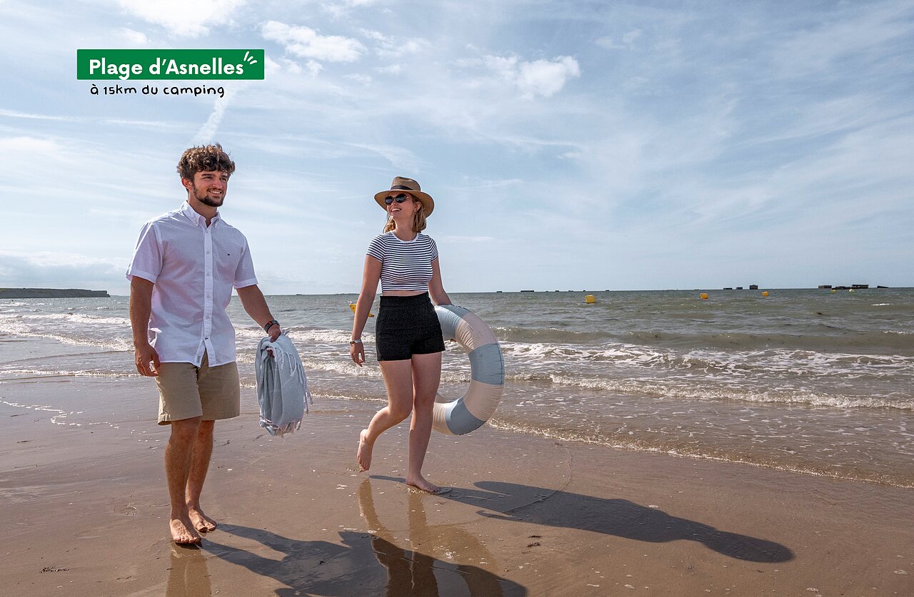 Playa de Asnelles, pareja paseando por la orilla, Normand�a.