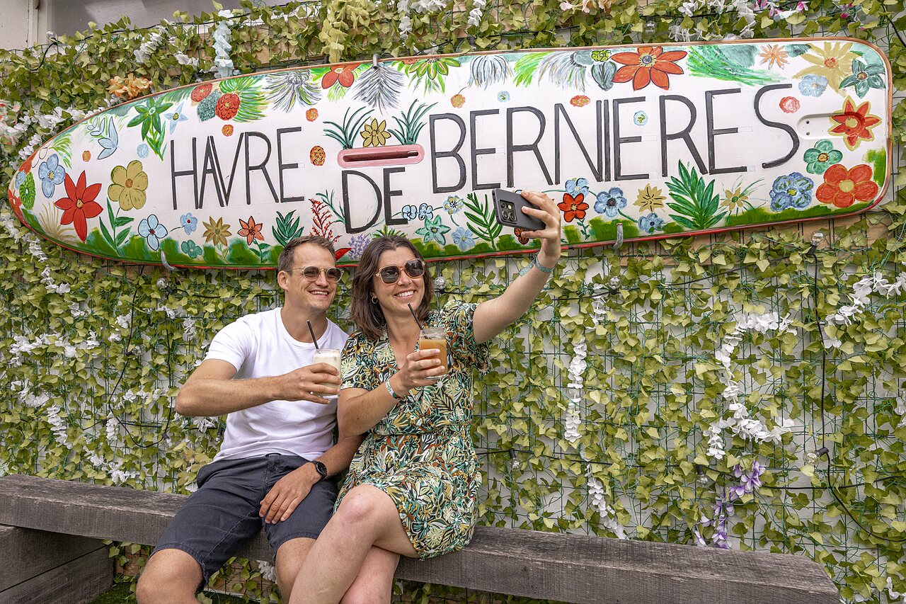 Pareja sonriente en selfie frente al letrero CLICOCHIC Havre de Berni�res (14).
