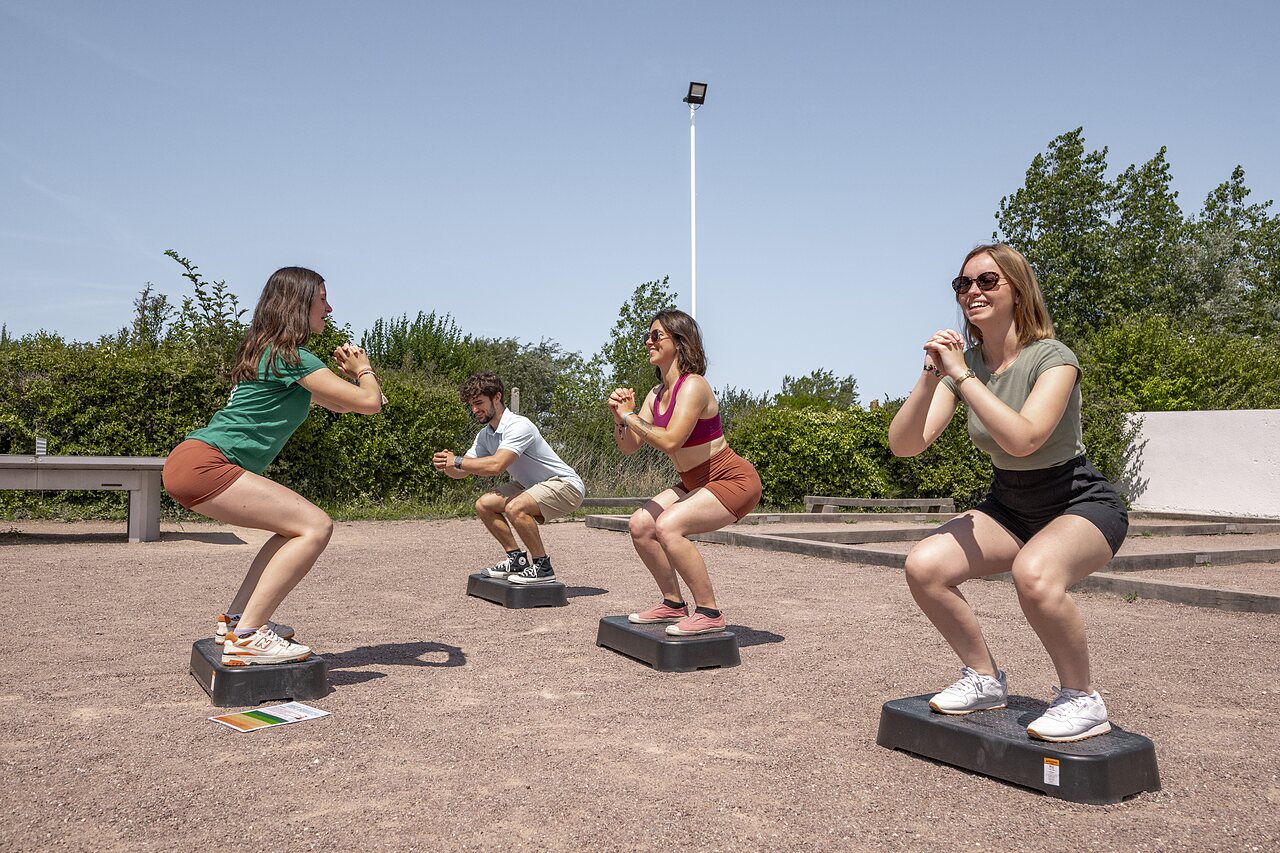 Clase de fitness grupal al aire libre en el camping CLICOCHIC Havre de Berni�res.