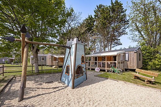 �rea de juegos con castillo y columpio en el camping CLICOCHIC Havre de Berni�res.
