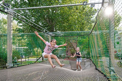 Ni�os jugando en red de trampol�n en camping CLICOCHIC Havre de Berni�res (14).