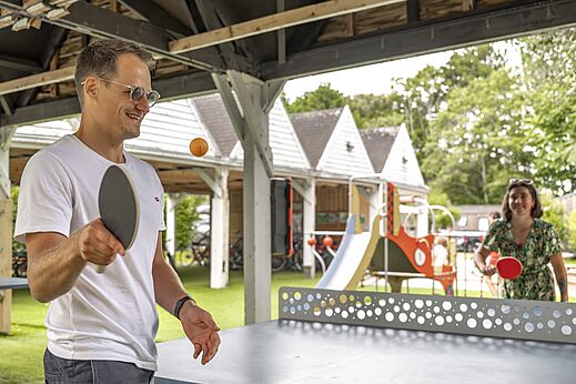 Partido de tenis de mesa al aire libre en el camping CLICOCHIC Havre de Berni�res.