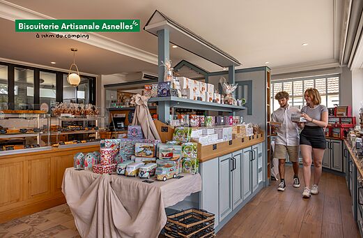 Interior de la biscuiterie artesanal de Asnelles, lugar para visitar cerca del camping.