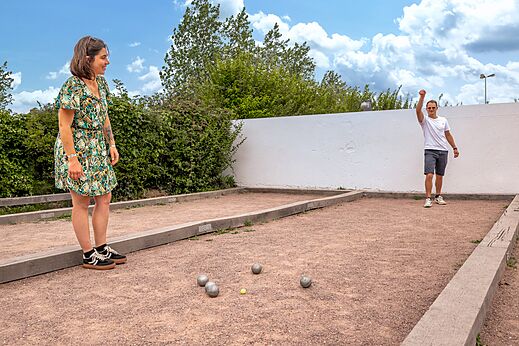Cancha de petanca con jugadores en el camping CLICOCHIC Havre de Bernières (14).
