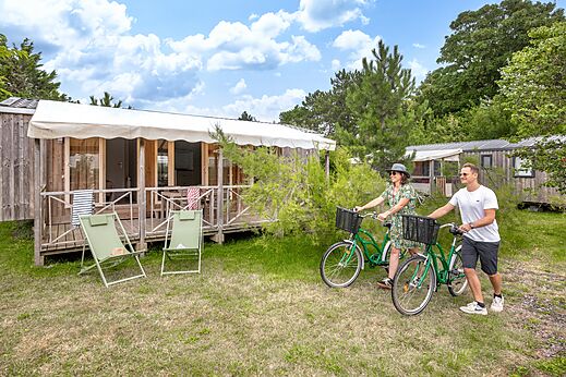 Mobil-home de madera con bicicletas en el camping CLICOCHIC Havre de Berni�res en Berni�res-sur-Mer (14).