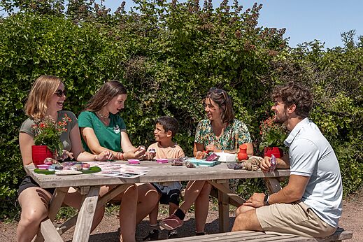 Actividad creativa familiar, en el camping CLICOCHIC Havre de Berni�res en Berni�res-sur-Mer (14).