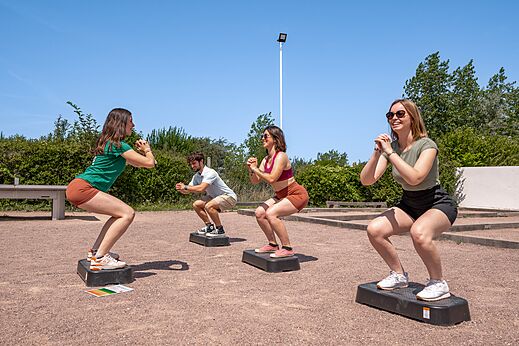 Actividad deportiva con sentadillas en el camping CLICOCHIC Havre de Berni�res en Berni�res-sur-Mer (14).