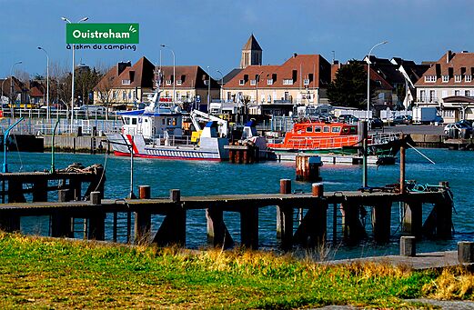 Puerto de Ouistreham con barcos de pesca y edificios, ciudad costera de Normand�a.