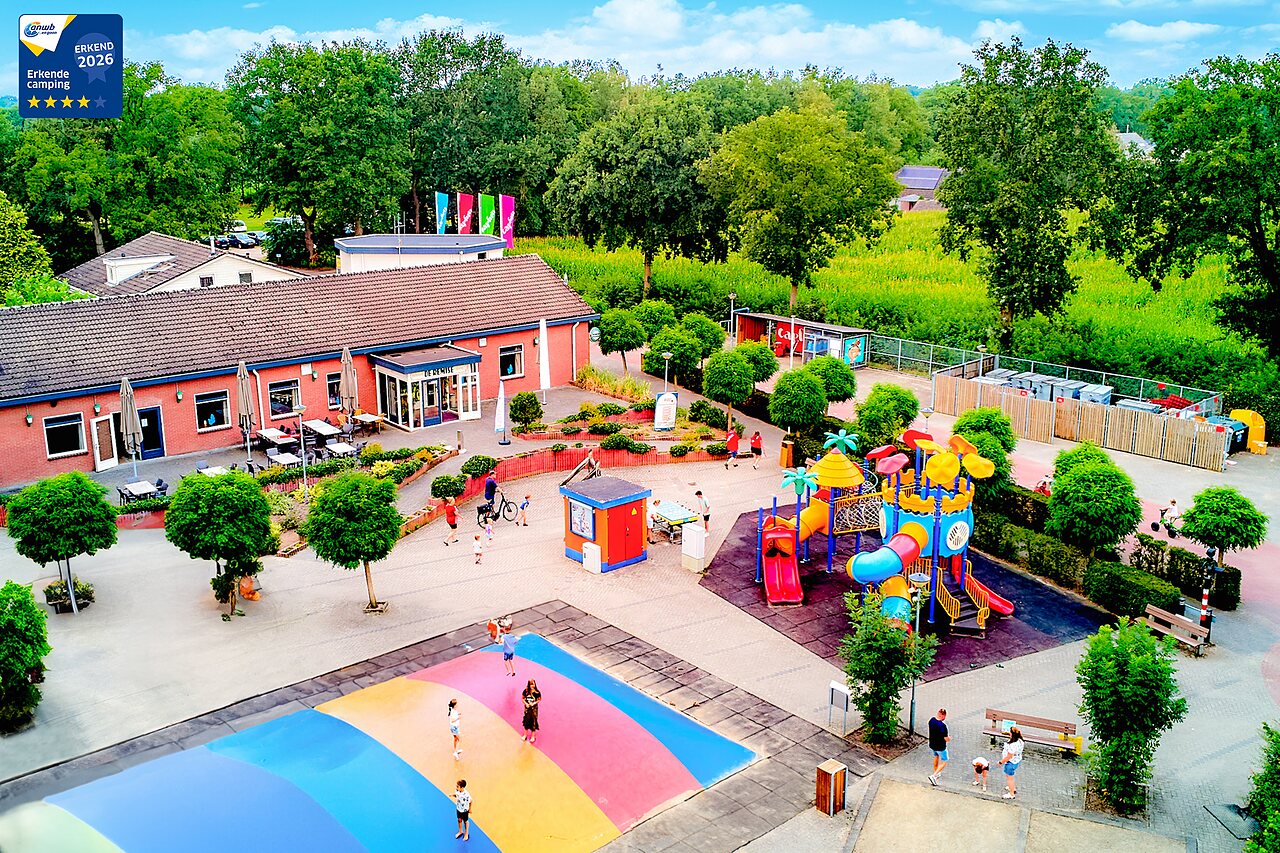 Coj�n hinchable, parque infantil colorido y restaurante en camping CAPFUN Heino en Heino.