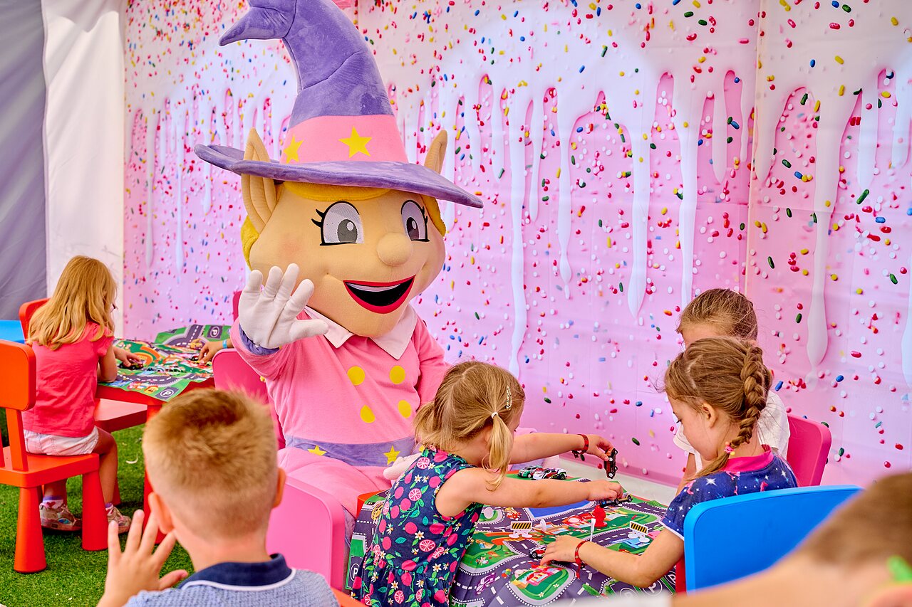Mascota y ni�os jugando juegos de mesa en el camping CAPFUN Heino en Heino.