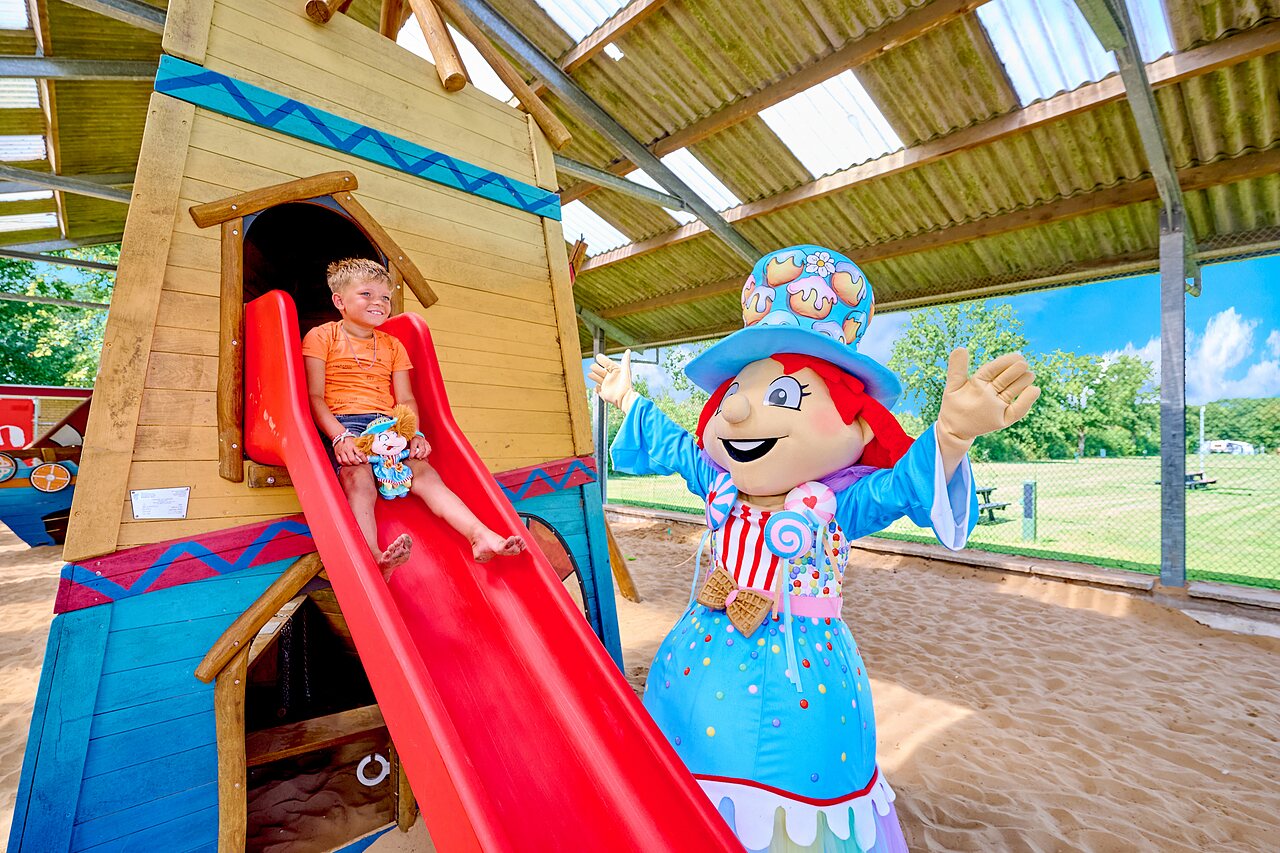 Ni�o en tobog�n y mascota en parque infantil, camping CAPFUN Heino en Heino.