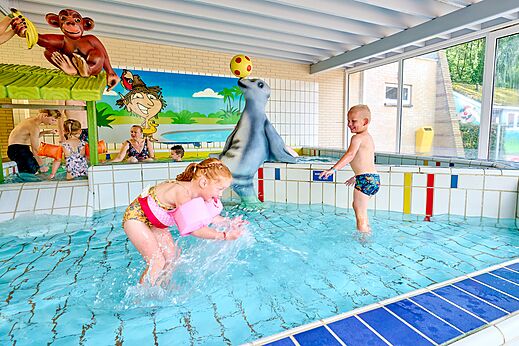 Piscina cubierta climatizada con juegos acuáticos para niños en el camping CAPFUN Heino en Heino.