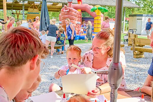 Actividad creativa para niños y adultos con castillo hinchable en el camping CAPFUN Heino en Heino.
