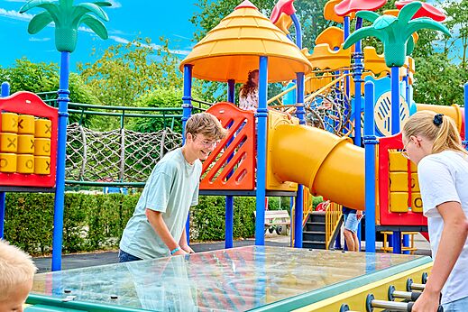 Parque infantil colorido con toboganes y futbolín en CAPFUN Heino en Heino.