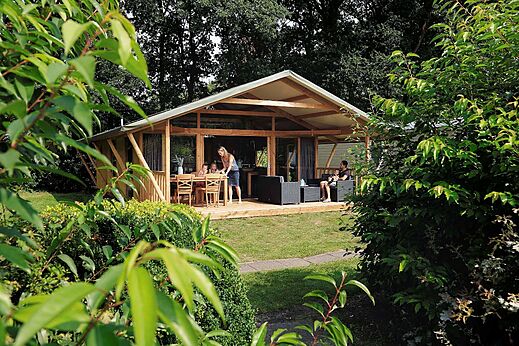 Alojamiento tipo tienda lodge moderno con terraza y familia en el camping CAPFUN Heino en Heino.