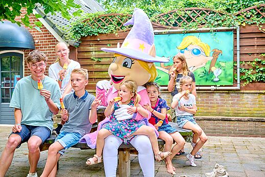 Niños y mascota comiendo helados, animación en el camping CAPFUN Heino en Heino.