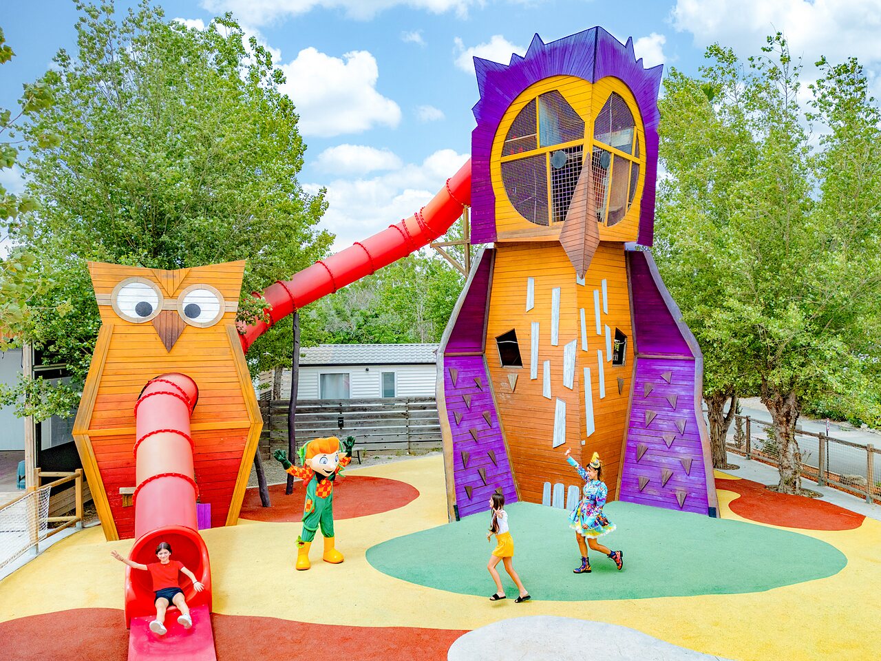 Parque infantil tem�tico b�hos, toboganes, ni�os y mascota en CAPFUN Hermitage SERIGNAN (34).