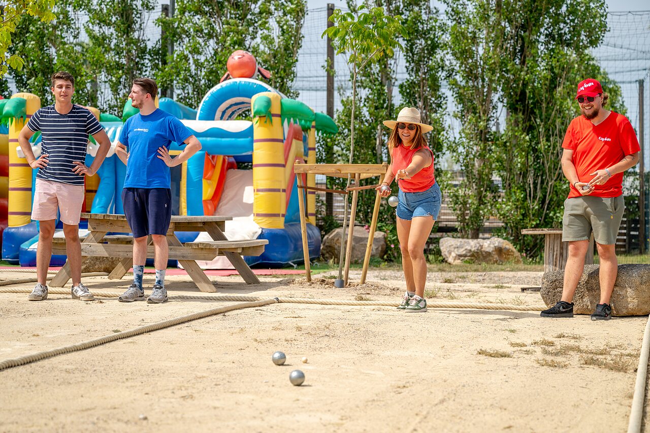 Juego de petanca y castillo hinchable en el camping CAPFUN Hermitage en SERIGNAN (34).