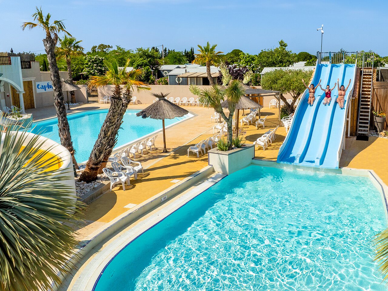 Tobog�n acu�tico y piscinas exteriores en el camping CAPFUN Hermitage en SERIGNAN (34).