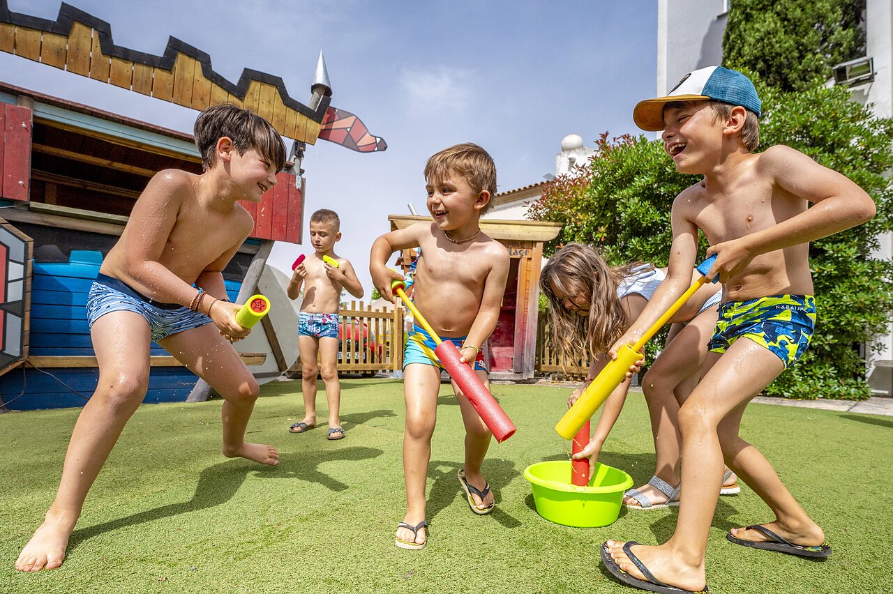 Ni�os jugando pistolas de agua, zona de juegos, camping CAPFUN Hermitage SERIGNAN (34).