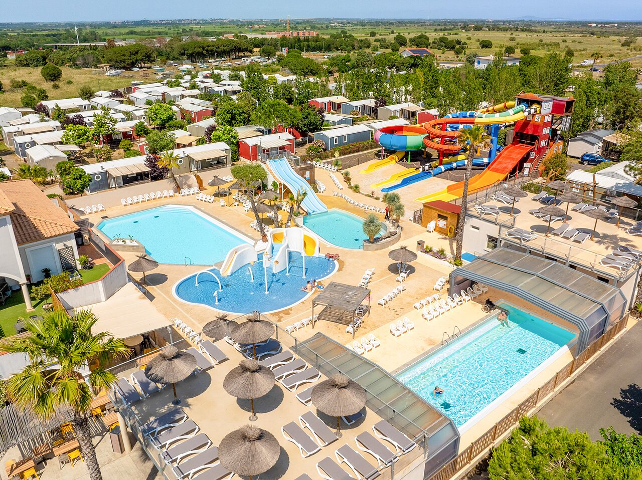 Parque acu�tico con toboganes gigantes, piscinas y chapoteadero en el camping CAPFUN Hermitage en SERIGNAN (34).