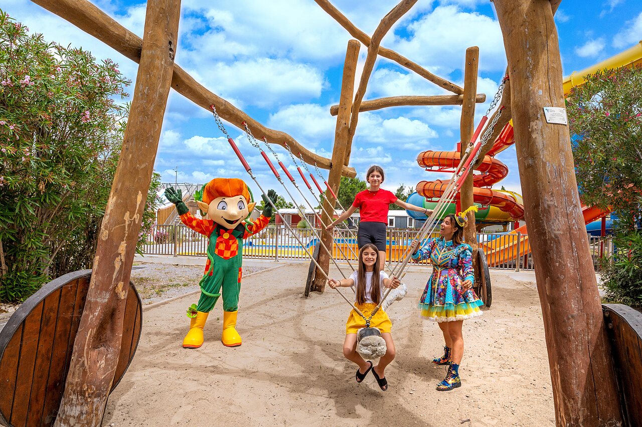 Mascota, ni�os y animador en �rea de juegos. Camping CAPFUN Hermitage en SERIGNAN (34).
