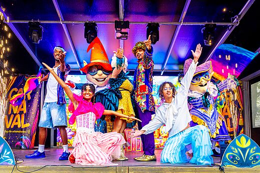 Espectáculo de animación con artistas y mascotas disfrazadas en el escenario del camping CAPFUN Hermitage en SERIGNAN (34).