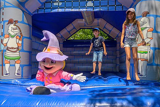 Castillo hinchable con niños y mascota en el camping CAPFUN Hermitage en SERIGNAN (34).